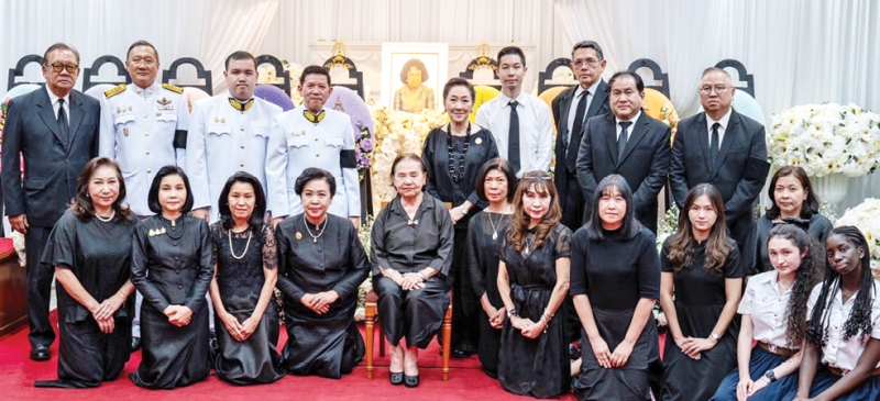 พระบาทสมเด็จพระเจ้าอยู่หัว ทรงพระกรุณาโปรดเกล้าโปรดกระหม่อม พระราชทานพระบรมราชานุเคราะห์ พระพิธีธรรม
สวดพระอภิธรรม หม่อมนวลศรี สวัสดิวัตน์ ณ อยุธยา โดยตลอด ระหว่างวันที่ 5-11 มกราคม 2569 ณ ศาลา 9 วัดมกุฏกษัตริยาราม
ราชวรวิหาร เขตพระนคร กรุงเทพมหานคร การนี้ครอบครัววีรบุตร นำโดย จีรศักดิ์ กาญจนวัฒน์ ร่วมพิธี โดยมี
หม่อมราชวงศ์ วไลวัฒนา สวัสดิ์-ชูโต และ หม่อมราชวงศ์ สวัสดิวุฒิ สวัสดิวัตน์ ร่วมกันต้อนรับแขกที่มาร่วมงาน