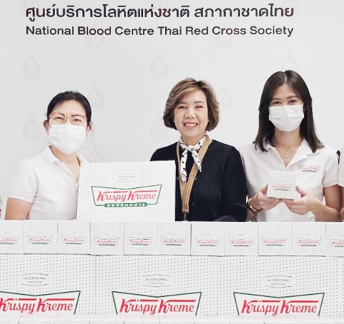แทนคำขอบคุณ : ดร.อุษณีย์ มหากิจศิริ ลีโอณีโอ ประธาน บจก.เคเอฟยู ส่งทีมพนักงานจิตอาสาไปมอบโดนัท คริสปี้ ครีม ให้แก่ผู้บริจาคโลหิตและเจ้าหน้าที่ปฏิบัติงาน โดยมี ปิยนันท์ คุ้มครอง ผช.ผอ.ด้านจัดหาโลหิตฯ รับมอบ ที่สภากาชาดไทย