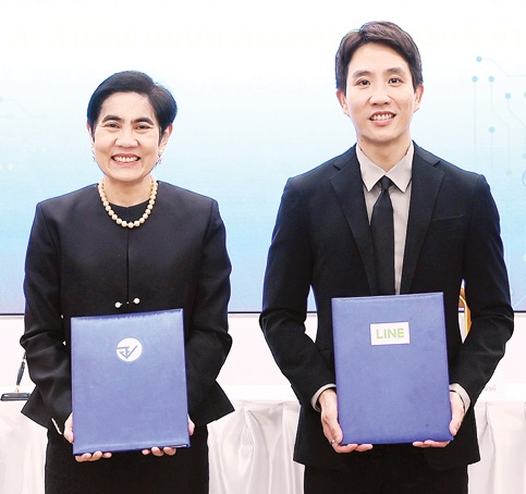 พัฒนาระบบ : รัฐธีร์ ฉัตรดำรงค์ศักดิ์ รอง ปธ.จนท.ฝ่ายการพาณิชย์
บจก.ไลน์ คอมพานีฯ ลงนามความร่วมมือกับ ภญ.สุภัทรา
บุญเสริม เลขาธิการคณะกรรมการอาหารและยา เพื่อจัดการปัญหา
ลักลอบขายผลิตภัณฑ์สุขภาพที่ไม่ปลอดภัยทางออนไลน์