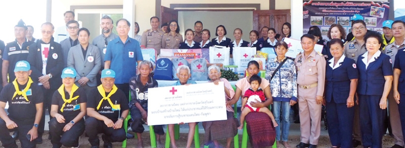 ซ่อมแซมและสร้างบ้านใหม่ : กฤษฎา บุญราช ผู้ช่วยเลขาธิการสภากาชาดไทย และ พล.ท.นพ.อำนาจ บาลี
ผอ.สนง.บรรเทาทุกข์และประชานามัยพิทักษ์ สภากาชาดไทย และคณะผู้แทนจากคณะกรรมการกาชาดระหว่างประเทศ ร่วมกันมอบบ้านให้แก่ประชาชนที่ได้รับความเสียหายจากเหตุความรุนแรงไทย-กัมพูชา
ในอำเภอปราสาท จังหวัดสุรินทร์ โดยได้รับการสนับสนุนโครงการปรับปรุงฯ จาก บมจ.ช.การช่าง 4 ล้านบาท
