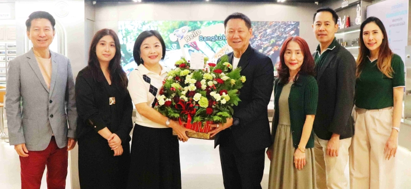 ใหญ่ที่สุดในอาเซียน : สมพล ตรีภพนารถ ประธานเจ้าหน้าที่บริหาร ธุรกิจศูนย์การค้า บมจ.เอ็ม บี เค และ สหัพย์ภัค โชควิจิตรกุล กก.ผจก.ศูนย์การค้าเอ็ม บี เค เซ็นเตอร์ บจก.เอ็มบีเค เซอร์วิส โซลูชั่น ยินดีกับ มิสเหลียง ลี่ลี่, ศักดิ์ชัย เติมขจรกิจ, มิสหลุยส์ มุง คัม โซ ผจก.บจก.อีแฟร์ เทคโนโลยี ในพิธีเปิด HONOR
Authorized Service Center แห่งแรกในประเทศไทย ใหญ่ที่สุดในประเทศไทยที่ศูนย์การค้าเอ็ม บี เค เซ็นเตอร์