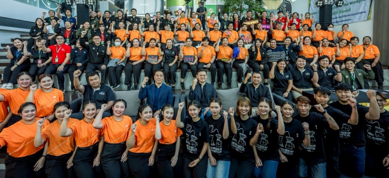 สร้างโอกาสทางอาชีพ : อนันต์ รัตนมั่นคง Vice President of Food and Beverage Services Group
บจก.กาแฟพันธุ์ไทย และ ชาคริต อนุสภา ผอ.กลุ่มธุรกิจอาหารและเครื่องดื่ม บจก.จีเอฟเอ คอร์ปอเรชั่น (ไทยแลนด์)
ผู้ดำเนินธุรกิจคอฟฟี่เวิลด์ จัดการแข่งขัน “Barista Championship Competition 2025” เพื่อยกระดับและพัฒนาศักยภาพบาริสต้าไทยให้ก้าวสู่มาตรฐานระดับสากล ที่ บมจ.พีทีจี เอ็นเนอยี่ สำนักงานใหญ่