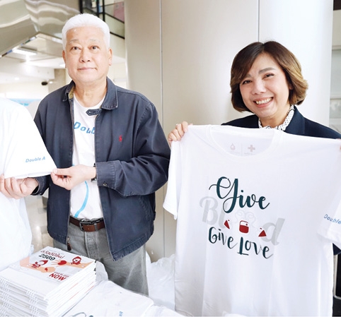 เชิญชวน : ชาญวิทย์ จารุสมบัติ รอง กก.ผจก.ใหญ่ ด้านสื่อสารและภาพลักษณ์องค์กร ดั๊บเบิ้ล เอ มอบเสื้อ 500 ตัว
ให้แก่ ปิยนันท์ คุ้มครอง ผช.ผอ.ด้านจัดหาโลหิตฯ ศูนย์บริการ
โลหิตแห่งชาติ สภากาชาดไทย เพื่อมอบให้แก่ผู้มาบริจาคโลหิต