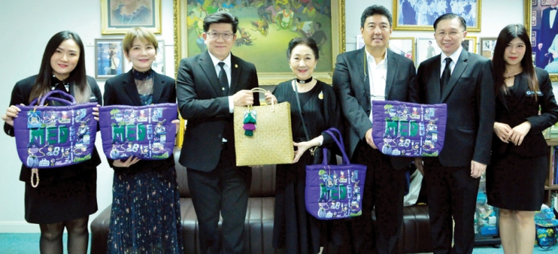 ด้วยความขอบคุณ : ผาณิต พูนศิริวงศ์ ประธานเจ้าหน้าที่ กับ ผรณเดช พูนศิริวงศ์ รองประธาน หนังสือพิมพ์แนวหน้า ต้อนรับ
ผู้บริหารคณะแพทยศาสตร์ มหาวิทยาลัยเชียงใหม่ รศ.นพ.นเรนทร์ โชติรสนิรมิต คณบดี, ผศ.พญ.พุดตาน
วงศ์ตรีรัตนชัย รองคณบดี ที่มาสวัสดีปีใหม่พร้อมขอบคุณผู้บริหาร นสพ.แนวหน้า และแนวหน้าออนไลน์ ที่เชิญชวน
สมาชิกแฟนคลับร่วมทำบุญบริจาคสมทบทุน “กองทุนหมอเจ้าฟ้า” สนับสนุนงานด้านการแพทย์ ที่ สำนักงานหนังสือพิมพ์แนวหน้า