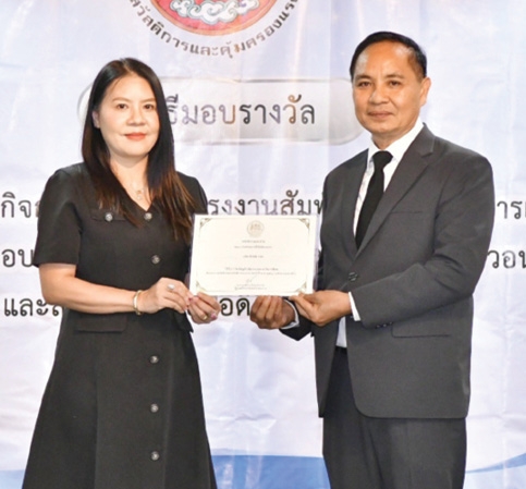 ต่อเนื่องปีที่ 7 : บุญยนุช วุฒิกาญจนกุล ผอ.ฝ่ายทรัพยากรบุคคล
บจก.ที ลีสซิ่ง รับรางวัล “สถานประกอบการดีเด่นด้านแรงงาน
สัมพันธ์และสวัสดิการแรงงาน ประจำปี 2568” จาก
สุรสิทธิ์ ศรีแก้ว รองอธิบดีกรมสวัสดิการและคุ้มครองแรงงาน