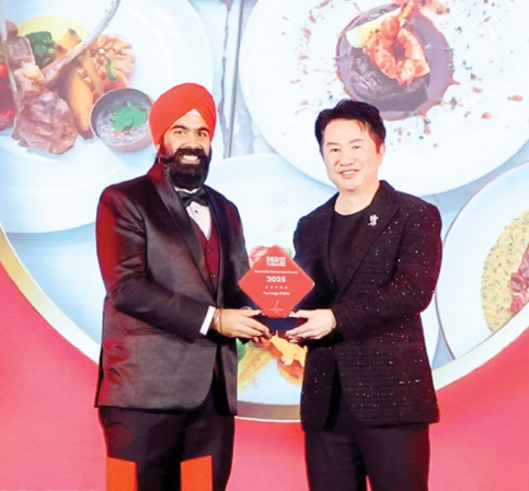 คุณภาพเยี่ยม : ไพศาล อ่าวสถาพร ผอ.อาวุโส บมจ.ไทยเบฟเวอเรจ
รับ 2 รางวัลด้านอาหาร โดย โออิชิ อีทเทอเรียม ได้รับรางวัล
BEST CHAIN RESTAURANT AWARDS และ แวนเทจ
พอยท์ BEST BUFFET RESTAURANT AWARDS