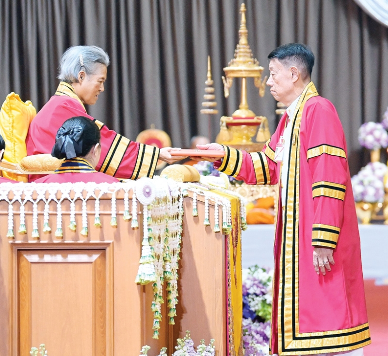สมเด็จพระกนิษฐา
ธิราชเจ้า กรมสมเด็จพระเทพรัตนราชสุดาฯ สยามบรมราชกุมารี เสด็จพระราชดำเนินแทนพระองค์ไป
ในการพระราชทานปริญญาบัตรแก่
ผู้สำเร็จการศึกษา
จากสถาบันเทคโน
โลยีพระจอมเกล้า
เจ้าคุณทหารลาดกระบัง
ประจำปีการศึกษา
2567 ในการนี้
รศ.ดร.ธณัฏฐ์คุณ
มงคลอัศวรัตน์
เข้ารับพระราชทานปริญญาปรัชญาดุษฎีบัณฑิตกิตติมศักดิ์ สาขาวิชาเคมีประยุกต์ เมื่อ
วันจันทร์ที่ 12 มกราคม 2569