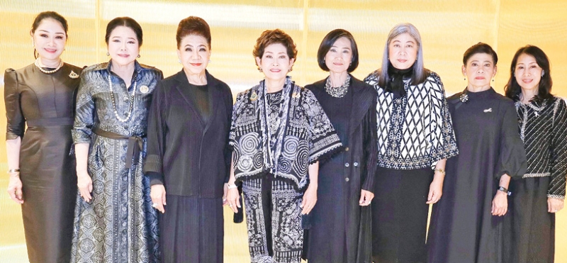 ฉลองปีม้าคึกคัก : คุณหญิงณัฐิกา วัธนเวคิน อังอุบลกุล ประธานสหพันธ์สมาคมสตรีนักธุรกิจและวิชาชีพ
แห่งประเทศไทย ในพระบรมราชินูปถัมภ์ (สสธวท.) จัดประชุมคณะกรรมการอำนวยการ สสธวท. พร้อมเลี้ยง
สังสรรค์ต้อนรับปีใหม่ 2569 โดยมี ดร.สร้อยเพชร เรศานนท์, ม.ล.ปรียพรรณ ศรีธวัช, จตุพร
ลิ้มปิยะศรีสกุล, ดร.ลาลีวรรณ กาญจนจารี และ ณัฏฐ์กัญญา แสงโพธิ์ ร่วมงาน ที่โรงแรมโวโค่ สุรวงศ์