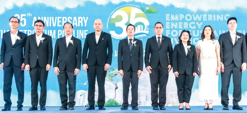 35 ปี “แทปไลน์” : วิศน สุนทราจารย์ รักษาการ กก.ผจก.บริษัท ท่อส่งปิโตรเลียมไทย จำกัด (แทปไลน์) จัดงานครบรอบการก่อตั้ง 35 ปี เพื่อความเป็นสิริมงคลในการปฏิบัติงานตลอดปี พ.ศ. 2569 โดยมีคณะผู้บริหารและพนักงานร่วมพิธีอย่างพร้อมเพรียง โดยมี สราวุธ แก้วตาทิพย์ อธิบดีกรมธุรกิจพลังงาน และ ม.ล.ปีกทอง ทองใหญ่ ประธานคณะกรรมการ บจก.ท่อส่งปิโตรเลียมไทย ร่วมยินดี และกลุ่มพันธมิตรด้านพลังงานร่วมงาน ที่ สำนักงานใหญ่ คลังน้ำมันลำลูกกา จังหวัดปทุมธานี