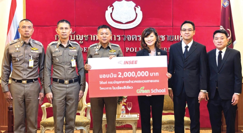 “โรงเรียนสีเขียว” : ดร.สุนีย์ ศรไชยธนะสุข ประธานคณะกรรมการตรวจสอบ และ มนตรี นิธิกุล ประธานเจ้าหน้าที่บริหาร ธุรกิจปูนซีเมนต์ฯ บมจ.ปูนซีเมนต์นครหลวง มอบเงิน 2 ล้านบาท ให้แก่ พล.ต.ต.กัญชล อินทราราม รองผู้บัญชาการตำรวจตระเวนชายแดน เพื่อก่อสร้าง “ศูนย์การเรียนตำรวจตระเวนชายแดน
ปูนอินทรี-มูลนิธิกรุงศรี” ในพื้นที่ อ.สบเมย จ.แม่ฮ่องสอน เพื่อโอกาสทางการศึกษาเยาวชนไทยในพื้นที่ห่างไกล