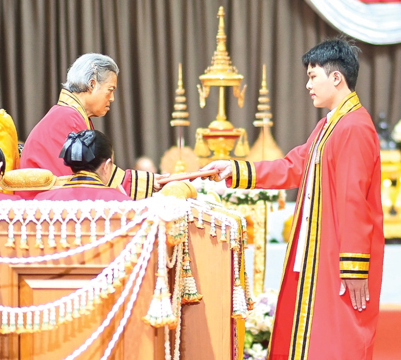 สมเด็จพระกนิษฐาธิราชเจ้า กรมสมเด็จพระเทพรัตนราชสุดาฯ สยามบรมราชกุมารี เสด็จพระราชดำเนินแทนพระองค์ไปในการพระราชทานปริญญาบัตรแก่ผู้สำเร็จการศึกษา ประจำปีการศึกษา 2567 เป็นวันที่ 2 โดยมี
ผู้สำเร็จการศึกษาที่เข้ารับพระราชทานปริญญาบัตร รวม 2,527 คน ณ สถาบันเทคโนโลยีพระจอมเกล้าเจ้าคุณทหาร
ลาดกระบัง เขตลาดกระบัง กรุงเทพมหานคร เมื่อวันอังคารที่ 13 มกราคม 2569 เวลา 08.44 น.
