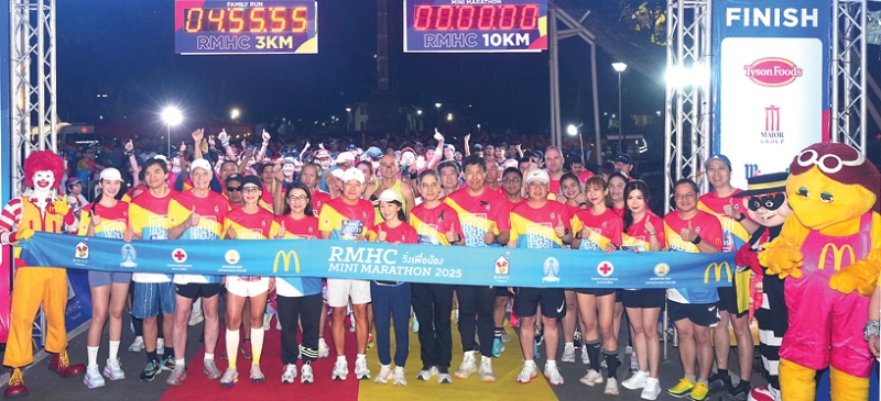 เพื่อคนรักสุขภาพ : กิตติวรรณ อนุเวชสกุล รองประธานกรรมการมูลนิธิ โรนัลด์ แมคโดนัลด์ เฮาส์ ประเทศไทย
และ รศ.ดร.นพ.จิรุตม์ ศรีรัตนบัลล์ ผอ.โรงพยาบาลจุฬาลงกรณ์ สภากาชาดไทย และคณบดีคณะแพทยศาสตร์
จุฬาฯ ร่วมกันจัดงานวิ่งการกุศลรวมพลังส่งต่อความดีสู่สังคมในงาน “RMHC Mini Marathon Run For Kids
วิ่งเพื่อน้อง 2025” ครั้งที่ 11 ระดมทุนเพื่อสนับสนุนโครงการช่วยเหลือผู้ป่วยเด็กและครอบครัว