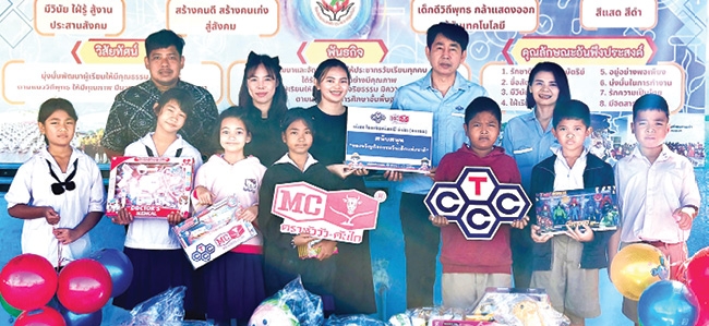 กำลังสำคัญของชาติ : เฉลิมพล สมาคม ผจก.ทั่วไป สายงานสนับสนุนการผลิต โรงงานนครหลวง บมจ.ไทยเซ็นทรัลเคมี พร้อมตัวแทนพนักงาน ร่วมกันมอบ
ของขวัญให้เด็กนักเรียนในชุมชนนครหลวง จังหวัดพระนครศรีอยุธยา เพื่อร่วม
สร้างรอยยิ้ม ความสุข และแรงบันดาลใจให้เยาวชนในวันเด็กแห่งชาติ ปี 2569