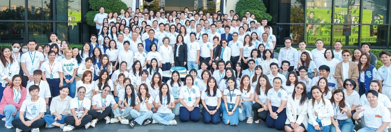 สร้างขวัญและกำลังใจ : นุสรา (อัสสกุล) บัญญัติปิยพจน์ ประธานเจ้าหน้าที่บริหาร บมจ.ไทยสมุทรประกันชีวิต พร้อมคณะกรรมการบริษัท ผู้ถือหุ้น ผู้บริหาร
และพนักงาน ร่วมพิธีสักการะพระพรหม ทำบุญถวายภัตตาหารพระสงฆ์เพื่อความเป็นสิริมงคล และตัดเค้กฉลองครบรอบ 77 ปี ของการดำเนินธุรกิจ ภายใต้แนวคิด
“Live the life you love, longer” ด้วยความเชื่อมั่นว่า การเริ่มต้นรักและดูแลตัวเองให้ดี คือหัวใจสำคัญที่จะช่วยให้เรามีพลังดูแลคนที่รัก และพร้อมทำสิ่งที่รัก
ได้ยาวนานที่สุด มุ่งมั่นดูแลคนไทยด้วยพลังความรักพร้อมผลักดันให้คนไทยมีสุขภาพที่แข็งแรง ที่อาคารโอเชี่ยนทาวเวอร์ 1 สำนักงานใหญ่ ถนนรัชดาภิเษก