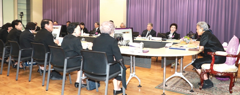 สมเด็จพระกนิษฐาธิราชเจ้า กรมสมเด็จพระเทพรัตนราชสุดาฯ สยามบรมราชกุมารี นายกสภาสถาบันเทคโนโลยีจิตรลดา เสด็จออก ณ วังสระปทุม ทรงเป็นประธานการประชุมสภาสถาบันเทคโนโลยีจิตรลดา ครั้งที่ 42 (ครั้งที่ 2 ปีงบประมาณ พ.ศ. 2569) เพื่อกำกับติดตามการดำเนินงานต่างๆ ของสถาบันฯ อาทิ เตรียมความพร้อมรับเสด็จฯ ในโอกาสเสด็จพระราชดำเนินไปทอดพระเนตรความก้าวหน้าการดำเนินงานของสำนักวิชาเกษตรนวัต สถาบันเทคโนโลยีจิตรลดา ที่
จังหวัดระยอง รายงานผลการติดตาม ตรวจสอบ และประเมินการปฏิบัติงานของสถาบันฯ รวมทั้งด้านอื่นๆ เมื่อวันพฤหัสบดีที่ 15 มกราคม 2569 เวลา 08.59 น.