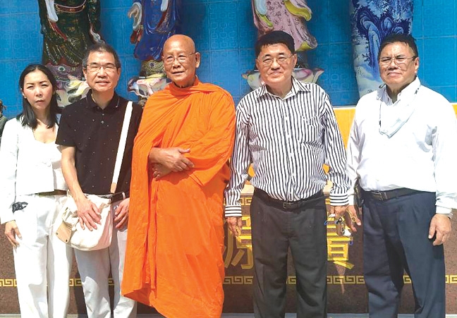 รำลึก 8 ปี จักรพันธ์ วรอาคาร เลขานุการ สมาคมเสริมความงามแห่งประเทศไทย ร่วมพิธีทางศาสนาเพื่อรำลึกครบรอบ 8 ปี วันเสียชีวิต ณรงค์ สมบูรณ์ศักดิกุล
อดีตนายกสมาคมเสริมความงามแห่งประเทศไทย โดยมีทายาท สุมลรัตน์ สมบูรณ์ศักดิกุล ต้อนรับ ณ ศาลเจ้าแม่กวนอิม ถนนบางขุนเทียน-ชายทะเล กรุงเทพฯ