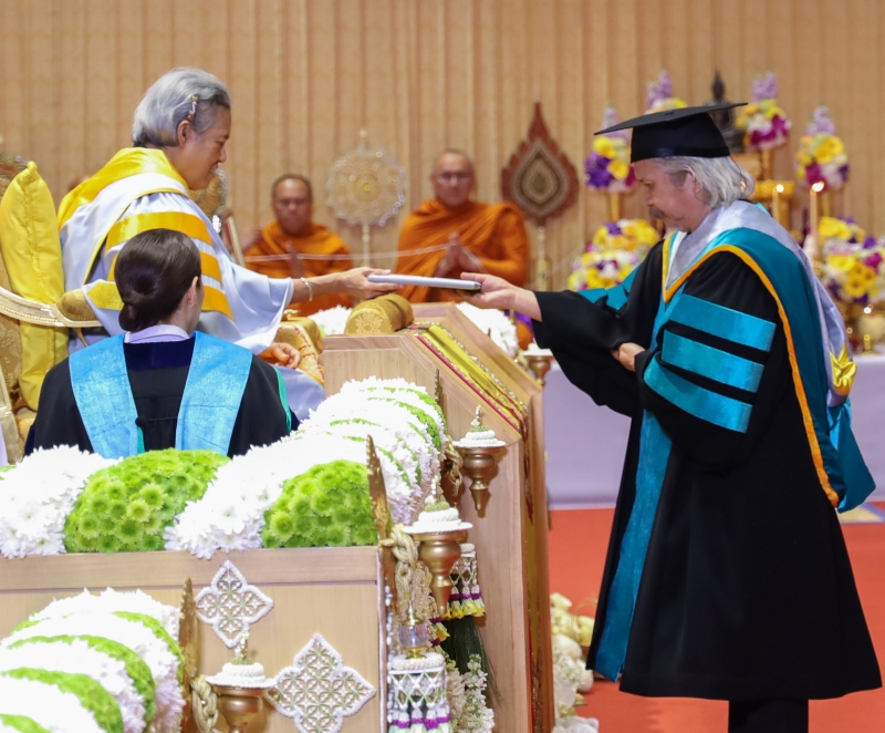 สมเด็จพระกนิษฐาธิราชเจ้า กรมสมเด็จพระเทพรัตนราชสุดาฯ สยามบรมราชกุมารี เสด็จพระราชดำเนินแทนพระองค์ไปพระราชทานปริญญาบัตรแก่ผู้สำเร็จการศึกษาจากมหาวิทยาลัยบูรพา ประจำปีการศึกษา 2567 ณ มหาวิทยาลัยบูรพา จังหวัดชลบุรี เมื่อวันศุกร์ที่ 16 มกราคม 2569 ในการนี้ นายสมลักษณ์ ปันติบุญ เข้ารับพระราชทานปริญญาดุษฎีบัณฑิตกิตติมศักดิ์ สาขาวิชาทัศนศิลป์ ศิลปะการออกแบบและการจัดการวัฒนธรรม