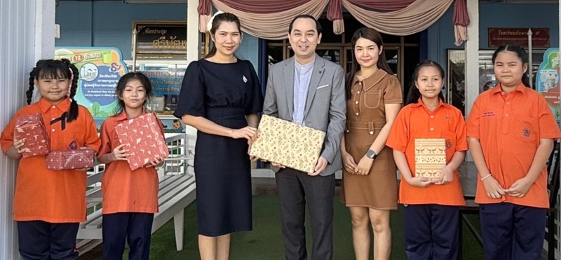 เพื่อเยาวชน : กิตติเดช คุ้มม่วง ผจก.โรงแรมแคนทารี บ้านฉาง และ นันทิยา แดงเจริญ ผจก.แผนกบัญชี เป็นตัวแทน เคป แอนด์ แคนทารี โฮเทลส์ มอบของขวัญและทุนการศึกษาในวันเด็กแห่งชาติ ให้แก่ วันเพ็ญ ประสานทอง รอง ผอ.โรงเรียนวัดบ้านฉาง และนักเรียน ที่ โรงเรียนวัดบ้านฉาง อ.บ้านฉาง จ.ระยอง