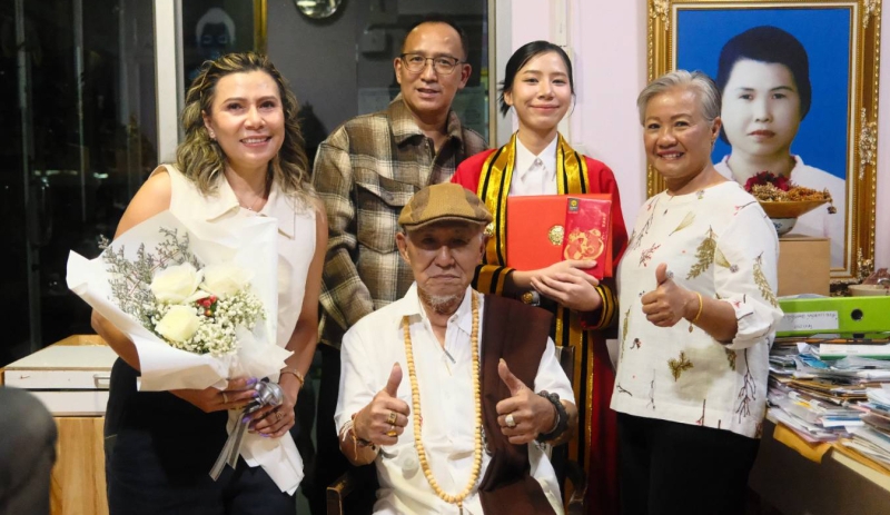 บัณฑิตเกียรตินิยม : ชนะพล ชินปัญจะพล
ประธานกรรมการบริหาร บริษัท
ชินบวร จำกัด (ตลาดบวรร่มเกล้า) แสดงความยินดีกับหลานสาว อิสริยา ชินปัญจะพล ในโอกาสได้รับปริญญา ศิลปกรรมศาสตรบัณฑิต สาขาวิชานิเทศศิลป์ เกียร์ตินิยมอันดับสอง
จาก สถาบันเทคโนโลยีพระจอมเกล้าเจ้าคุณทหารลาดกระบัง โดยมีคุณพ่อ-
คุณแม่ ธนะกิจ ชินปัญจะพล - ชยานิษฐ์
จิรธรบุญยสิทธิ์ ร่วมปลาบปลื้มยินดี