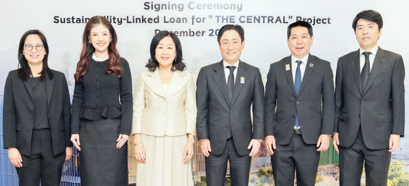 ศูนย์การค้าแฟล็กชิพแห่งอนาคต : วัลยา จิราธิวัฒน์ ปธ.จนท.บห.บมจ.เซ็นทรัลพัฒนา, เคนอิจิ ยามาโตะ
ปธ.จนท.บห.ธนาคารกรุงศรีอยุธยา และ นภารัตน์ ศรีวรรณวิทย์ ปธ.จนท.บห.บมจ.แกรนด์ คาแนล แลนด์
ฉลองความร่วมมือในโครงการ “The Central พหลโยธิน” โดยมี ประกอบ เพียรเจริญ, พิรินี พริ้งศุลกะ และ
ทาดาจิกะ คิมูระ ร่วมแสดงความยินดี ที่ ธนาคารกรุงศรีอยุธยา สำนักงานใหญ่ ถนนพระรามที่ 3