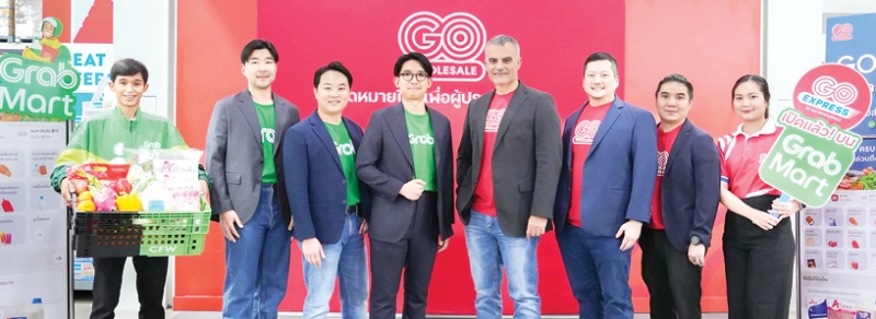 ส่งด่วนวัตถุดิบอาหาร : ริคาร์โด้ เบารอตโต้ ประธานเจ้าหน้าที่บริหารธุรกิจ เซ็นทรัล ฟู้ด โฮลเซลล์, จิระศักดิ์
จิราธิวัฒน์ ผช.กก.ผจก.สายงานการตลาด บจก.เซ็นทรัล ฟู้ด โฮลเซลล์ และ จิรกิตต์ กว้างสุขสถิตย์ รอง กก.ผจก.ใหญ่
สายงานธุรกิจเดลิเวอรี แกร็บ ประเทศไทย เปิดตัวบริการ “GO EXPRESS by GO WHOLESALE”
บน GrabMart บริการส่งด่วน ลดต้นทุนสต๊อก เพื่อความต้องการเร่งด่วน ที่ โก โฮลเซลล์ สาขารามคำแหง