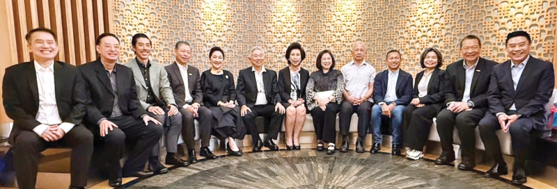 ด้วยความขอบคุณ : บันเทิง ตันติวิท ประธานกรรมการ และ ศุภเดช พูนพิพัฒน์ รองประธานกรรมการ บริษัท เอ็ม บี เค จำกัด (มหาชน) จัดงานเลี้ยงอำลา
คณะกรรมการบริหาร บมจ.เอ็ม บี เค ชุดเก่า พร้อมเลี้ยงต้อนรับคณะกรรมการบริหารชุดใหม่ด้วยสายใยสัมพันธ์อันอบอุ่น ส่งต่อการบริหารจากชุดเดิมที่แข็งแกร่ง
ให้แก่ชุดใหม่ที่ตั้งใจนำไปสู่ความสำเร็จยิ่งขึ้น โดยมี สุเวทย์ ธีรวชิรกุล, ผาณิต พูนศิริวงศ์, อาทร วนาสันตกุล, วิจักษณ์ ประดิษฐวณิช, เกษมสุข จงมั่นคง, อติพล ตันติวิท,
ประภาศิริ โฆษิตธนากร, ประชา ใจดี, วิจิตรา ธรรมโพธิทอง, ปิยะพงศ์ อาจมังกร และ อนุวัติร์ เหลืองทวีกุล ร่วมงาน ที่ ห้องอาหารคองจู โรงแรมปทุมวัน ปริ๊นเซส