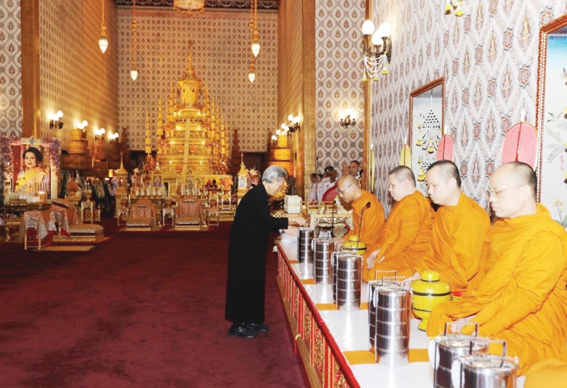 สมเด็จพระกนิษฐาธิราชเจ้า กรมสมเด็จพระเทพรัตนราชสุดาฯ สยามบรมราชกุมารี เสด็จพระราชดำเนินไปในการบำเพ็ญพระราชกุศลถวายพระบรมศพ สมเด็จพระนางเจ้าสิริกิติ์ พระบรมราชินีนาถ พระบรมราชชนนีพันปีหลวง ในการนี้
ทรงประเคนภัตตาหารเช้าแด่พระพิธีธรรมที่สวดพระอภิธรรมพระบรมศพฯ ซึ่งเป็นพระพิธีธรรมจากวัดมหาธาตุยุวราชรังสฤษดิ์
และวัดราชสิทธาราม ณ พระที่นั่งดุสิตมหาปราสาท ในพระบรมมหาราชวัง เมื่อวันอาทิตย์ที่ 18 มกราคม 2569 เวลา 07.15 น.