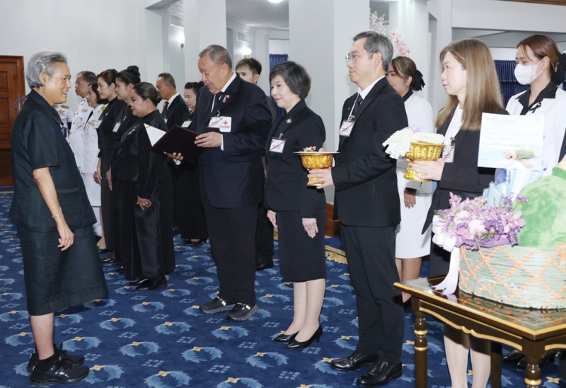 สมเด็จพระกนิษฐาธิราชเจ้า กรมสมเด็จพระเทพรัตนราชสุดาฯ สยามบรมราชกุมารี เสด็จลง ณ ศาลาดุสิดาลัย สวนจิตรลดา
พระราชทานพระราชวโรกาสให้ นายขรรค์ ประจวบเหมาะ ผอ.สำนักงานจัดหารายได้ สภากาชาดไทย นำ นายณะรงค์ศักดิ์
จิวากานันต์ ประธานเจ้าหน้าที่บริหาร บริษัท พีทีที โกลบอล เคมิคอล จำกัด (มหาชน) และคณะ เฝ้าฯ ทูลเกล้าฯ ถวายเงินสนับสนุนงบประมาณในการจัดทำฐานคอนกรีตสำหรับตั้งถังน้ำ กิจกรรม “ปันน้ำใจ ให้น้ำดื่มเฉลิมพระเกียรติฯ