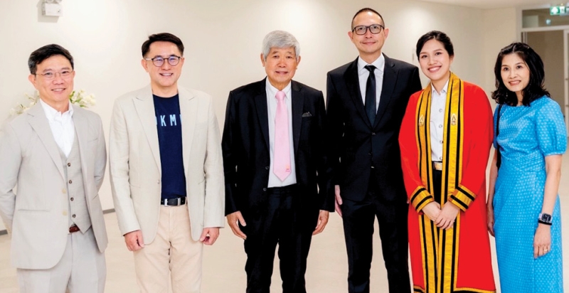 ร่วมยินดีบัณฑิต สจล. : รศ.นพ.พินิจ
กุลละวณิชย์ ผู้ช่วยเลขาธิการ สภากาชาดไทย
และ ประธานมูลนิธิคณะแพทยศาสตร์จุฬาลงกรณ์ ร่วมแสดงความยินดีกับ พญ.ปริศนา สุขีพจน์ แพทย์ผู้เชี่ยวชาญโรคผิวหนัง บุตรสาวของ นพ.ภาสุ-พญ.ภริสา สุขีพจน์ ในโอกาสเข้ารับพระราชทานปริญญา จากสถาบันเทคโนโลยีพระจอมเกล้าเจ้าคุณทหารลาดกระบัง (สจล.) เมื่อวันที่ 12 ม.ค. 2569 โดยมี ศ.นพ.อนันต์ ศรีเกียรติขจร
อดีตคณบดีคณะแพทยศาสตร์ สจล., ศ.นพ.สมชาย ธนวัฒนาเจริญ คณบดีคณะแพทยศาสตร์ สจล., ร่วมยินดี
ณ หอประชุมเจ้าพระยาสุรวงษ์ไวยวัฒน์ สจล.