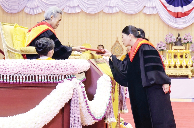 สมเด็จพระกนิษฐา
ธิราชเจ้า กรมสมเด็จพระเทพรัตนราชสุดาฯ
สยามบรมราชกุมารี เสด็จพระราชดำเนินแทนพระองค์ไปในการพระราชทานปริญญาบัตรแก่ผู้สำเร็จการศึกษา ประจำปีการศึกษา 2567 ในการนี้ สมเด็จพระเจ้าลูกเธอ
เจ้าฟ้าสิริวัณณวรี นารีรัตน
ราชกัญญา เข้ารับพระราชทานปริญญาศิลปกรรมศาสตรดุษฎีบัณฑิตกิตติมศักดิ์ สาขาวิชานวัตกรรมการออกแบบแฟชั่น ณ มหาวิทยาลัยศรีนครินทรวิโรฒ จังหวัดนครนายก เมื่อวันจันทร์ที่
19 มกราคม 2569