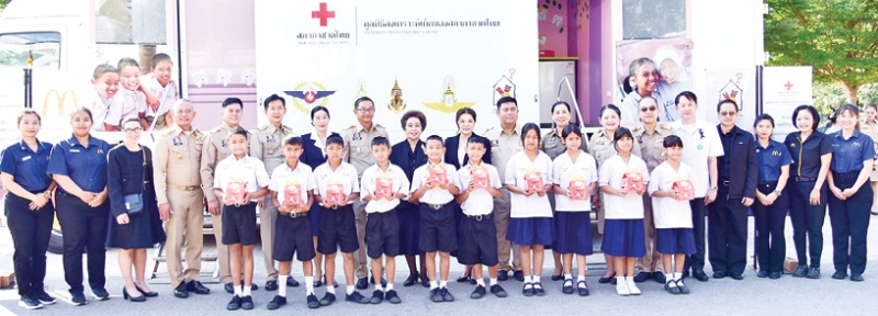 “สุขภาพดีใต้ร่มพระบารมี” : กิตติวรรณ อนุเวชสกุล รองประธานกรรมการมูลนิธิโรนัลด์ แมคโดนัลด์ เฮาส์
ประเทศไทย, ม.ร.ว.จิยากร อาภากร เสสะเวช กรรมการอำนวยการมูลนิธิสงเคราะห์เด็กของสภากาชาดไทย และ ร.ต.ท.ภพชนก ชลานุเคราะห์ ผวจ.เพชรบุรี ร่วมพิธีเปิดหน่วยรถทันตกรรมเคลื่อนที่ให้บริการตรวจและรักษา
ทางทันตกรรมฟรี เพื่อส่งเสริมสุขภาพช่องปากที่ดีให้เด็กและเยาวชนในพื้นที่ห่างไกล รวม 4 วัน ที่จังหวัดเพชรบุรี