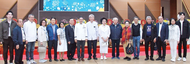 ทอดผ้าป่าเพื่อ “ทุนการศึกษา” : ดร.กิตติพงษ์ เตรัตนชัย ประธานอนุกรรมการกองทุนการศึกษา มหาวิทยาลัยราชภัฏเชียงราย จัดพิธีทอดผ้าป่าเพื่อการศึกษา พร้อม
มอบเงิน 7,195,000 บาท ให้แก่ รศ.ดร.ไพโรจน์ ด้วงนคร อธิการบดีมหาวิทยาลัยราชภัฏเชียงราย เพื่อเป็นทุนการศึกษาให้ผู้ขาดแคลนทุนทรัพย์
โดยมี ดร.กรพจน์-อัญชนา อัศวินวิจิตร, นพ.ศุภกิจ สุวรรณไตรย์, สมชาย-บุญศรี สินธวรายัน, วีระ-สุนีย์ วาณิชยพิทักษ์, ประเสริฐ ภู่พงษ์สุวรรณ,
ไพบูลย์ นรากรไพจิตร์, บุญเสริม ตั้งธนา, อภิสิทธิ์ โลหะนาคะกุล และ ยุวดี-ชยัมพร-ชนินทร์ เตรัตนชัย ร่วมในพิธี ณ หอประชุมใหญ่มหาวิทยาลัยราชภัฏเชียงราย