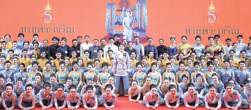 สมเด็จพระเจ้าลูกเธอ เจ้าฟ้าสิริวัณณวรี นารีรัตนราชกัญญา เสด็จไปทอดพระเนตรนิทรรศการผลงานภูมิปัญญาผ้าไทยและงานหัตถกรรมชุมชน ภาคตะวันออกเฉียงเหนือ จัดโดยสำนักส่งเสริมภูมิปัญญาท้องถิ่นและวิสาหกิจชุมชน กรมการพัฒนาชุมชน กระทรวงมหาดไทย น้อมนำแนวพระดำริ
“ผ้าไทยใส่ให้สนุก” คือ ความสุขที่ได้เลือกใช้ศิลปหัตถกรรมไทย เพื่อให้รายได้กลับสู่ชุมชน ส่งเสริมผ้าไทยและจักสานให้ทันสมัยสู่สากล เป็นที่นิยมในทุกเพศ ทุกวัย และทุกโอกาส ณ ศูนย์ประชุมฯ มหาวิทยาลัยขอนแก่น อำเภอเมือง จังหวัดขอนแก่น เมื่อวันพุธที่ 21 มกราคม 2569