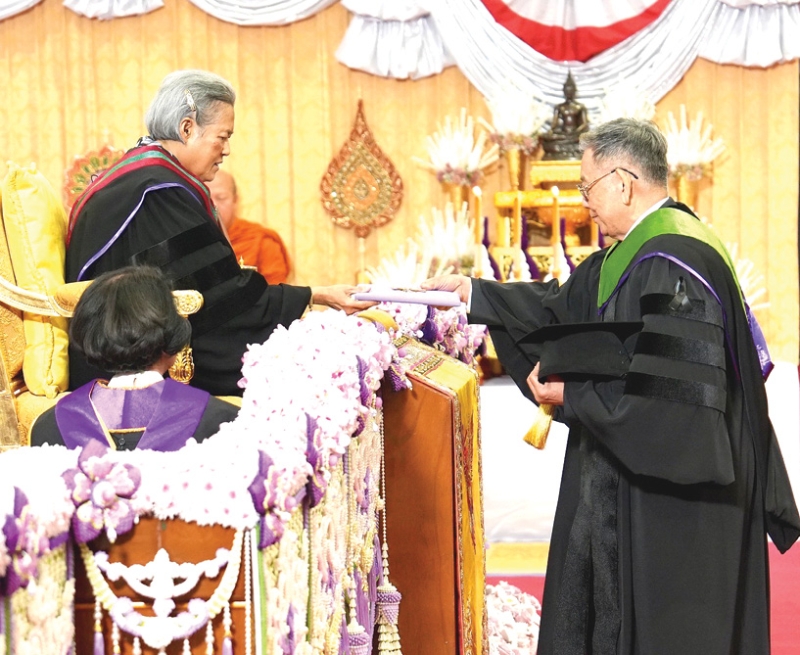 สมเด็จพระกนิษฐาธิราชเจ้า กรมสมเด็จพระเทพรัตนราชสุดาฯ สยามบรมราชกุมารี เสด็จพระราชดำเนิน
แทนพระองค์ไปในการพระราชทานปริญญาบัตรแก่ผู้สำเร็จการศึกษา ประจำปีการศึกษา 2567-2568
ในการนี้ ดร.เภสัชกร พิสิฐ อุ่ยรุ่งโรจน์ เข้ารับพระราชทานปริญญาปรัชญาดุษฎีบัณฑิตกิตติมศักดิ์ สาขาวิชา
เภสัชศาสตร์ ณ มหาวิทยาลัยเชียงใหม่ อำเภอเมือง จังหวัดเชียงใหม่ เมื่อวันพุธที่ 21 มกราคม 2569