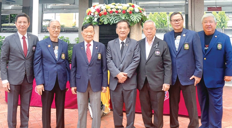 87 ปี ที่อุทิศเพื่อการศึกษาในไทย : ดร.ศรีภูมิ ศุขเนตร อัสสัมชนิกอาวุโส ร่วมงานสดุดีคุณูปการของ
ภราดา ฟ.ฮีแลร์ นักบวชฝรั่งเศสและครูโรงเรียนอัสสัมชัญ ผู้แต่งแบบเรียนภาษาไทย “ดรุณศึกษา” โดยมี
พล.ร.อ.ประพฤติพร อักษรมัต, จิรพรรณ อังศวานนท์, มาสเตอร์ ถิรวัฒน์ ขำสิน, ศุภกิจ ลิ่วเฉลิมวงศ์,
รศ.ดร.วิชิต คนึงสุขเกษม และ สุกิจ ตันติสุวรรณนา ร่วมงาน ที่โรงเรียนอัสสัมชัญ กรุงเทพฯ เขตบางรัก