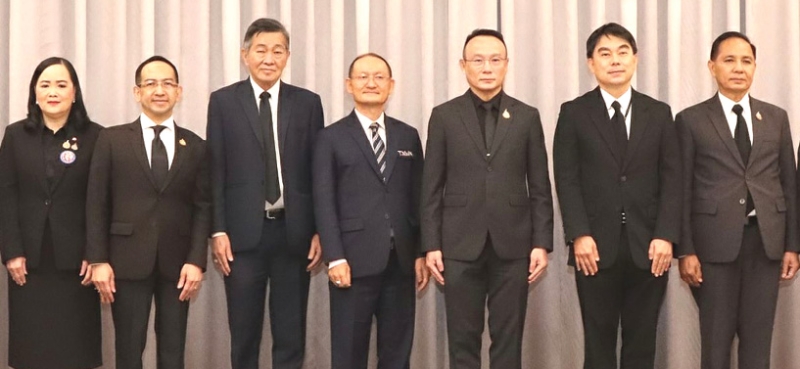 แรงงานไทยไปต่างประเทศ : สมชาย มรกตศรีวรรณ อธิบดีกรมการจัดหางาน เปิดการประชุม “มอบนโยบายด้านการจัดส่งแรงงานไทยไปทำงานในต่างประเทศ” จัดโดย ทิพวรรณ ธงศรี ผอ.กองบริหารแรงงานไทยไปต่างประเทศ โดยมี สุรสิทธิ์ ศรีแก้ว รองอธิบดี กรมสวัสดิการและคุ้มครองแรงงาน และ ร.ต.ปรพล อดิเรกสาร
ที่ปรึกษาฯ สมาคมจัดหางานไทยไปต่างประเทศ ร่วมต้อนรับ ที่ โรงแรมดิ เอมเมอรัลด์ เขตดินแดง