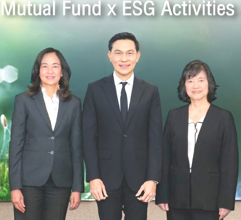 ไตรภาคี : วนา พูลผล ประธานเจ้าหน้าที่บริหาร บลจ.ยูโอบี
(ประเทศไทย), ชนมาศ ศาสนนันทน์ รอง กก.ผจก.ใหญ่
กลุ่มงานการเงินและการบัญชี บมจ.ปตท.สำรวจและ
ผลิตปิโตรเลียม (ปตท.สผ.) และ วนิดา บุญภิรักษ์
รอง กก.ผจก.ใหญ่ ด้านการเงินและบัญชี บมจ.ไทยออยล์
ร่วมกันเปิดตัวโครงการ “The 1st Mutual Fund x ESG Activities Campaign” โดยนำรายได้ส่วนหนึ่งจากค่าธรรมเนียมการจัดการกองทุน ซึ่งไม่กระทบต่อ
ผลตอบแทนของผู้ลงทุน สนับสนุนโครงการ “ต้นไม้เพื่อเรา”