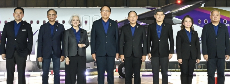 เพิ่มประสิทธิภาพฝูงบิน : ชาย เอี่ยมศิริ ประธานเจ้าหน้าที่บริหาร บมจ.การบินไทย เปิดตัวเครื่องบิน Airbus A321neo ลำแรก เผยโฉมการตกแต่งภายนอกโทนสีม่วง Neon Violet ภายใต้คอนเซ็ปต์ Thai Contemporary พร้อมที่นั่งสะดวกสบาย โดยมีคณะกรรมการ บมจ.การบินไทย ชนัญญารักษ์ เพ็ชร์รัตน์, สัมฤทธิ์ สำเนียง พร้อมด้วย
กิตติพงษ์ สารสมบูรณ์ ปธ.จนท.สายการพาณิชย์ บมจ.การบินไทย ร่วมพิธี ที่ ท่าอากาศยานสุวรรณภูมิ