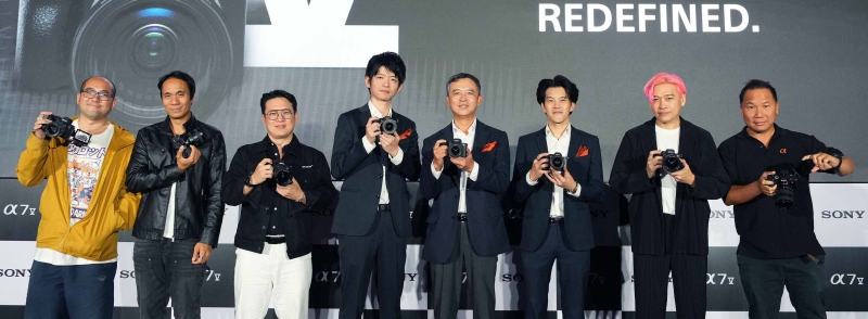 เปิดตัวกล้องรุ่นใหม่ : มร.หนิง เฉิน กก.ผจก.บริษัท โซนี่ ไทย จำกัด, มร.เคสุเกะ ซึรุ ผจก.ทั่วไปฝ่ายการตลาด
และ ธเนศ จารุธรรมาวงศ์ ผจก.แผนกการตลาด ผลิตภัณฑ์กล้องดิจิทัลอิมเมจจิ้ง ร่วมกันเปิดตัวกล้อง Alpha 7 V กล้องฟูลเฟรมมิเรอร์เลสเจเนอเรชันที่ 5 รุ่นใหม่ล่าสุดในตระกูล Alpha 7 ซึ่งได้รับความนิยมอย่างต่อเนื่อง โดยมีช่างภาพชื่อดังแนวต่างๆ และครีเอเตอร์สายถ่ายภาพร่วมงาน ที่ True Digital Park