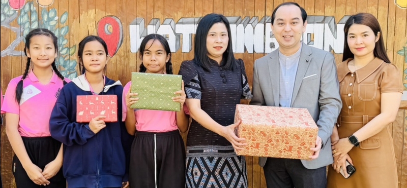 แบ่งปันความสุข : นภัสสรณ์ ณรงค์อินทร์ ผอ.ฝ่ายทรัพยากรบุคคล โรงแรม
เดอะ เบอร์เคลีย์ ประตูน้ำ พร้อมพนักงานของโรงแรม เลี้ยงอาหารกลางวันพร้อม
มอบทุนการศึกษาให้แก่นักเรียน โรงเรียนวัดดิสหงสาราม ราชเทวี และนำตุ๊กตา
พร้อมของขวัญไปมอบให้แก่น้องๆ มูลนิธิบ้านนกขมิ้น เพื่อสร้างรอยยิ้มให้แก่น้องๆ