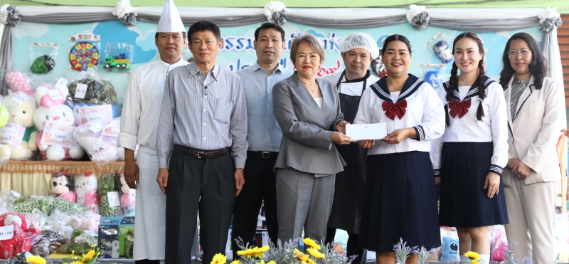 ของขวัญจากใจในวันเด็ก : กิตติเดช คุ้มม่วง ผจก.โรงแรมแคนทารี บ้านฉาง และ นันทิยา แดงเจริญ ผจก.แผนกบัญชี ร่วมสนับสนุนของขวัญให้แก่นักเรียนโรงเรียนวัดสมบูรณาราม โดยมี ฌมนรัชย์ คุณชโก ผอ.โรงเรียนวัดสมบูรณาราม และคุณครู เป็นตัวแทนรับมอบ ที่ โรงเรียนวัดสมบูรณาราม อ.บ้านฉาง จ.ระยอง