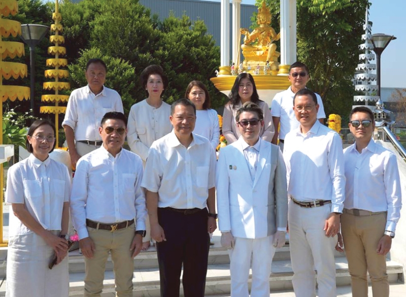 เพื่อความเป็นสิริมงคล : วิจักษณ์ ประดิษฐวณิช ประธานเจ้าหน้าที่บริหาร บมจ.เอ็ม บี เค จัดพิธีบวงสรวง
ท้าวมหาพรหม ศาลพระภูมิเจ้าที่ ศาลปู่นาคา ย่านาคี และศาลตายาย โดยมีประธานเจ้าหน้าที่บริหารธุรกิจ
ในเครือเอ็ม บี เค ผู้บริหาร พนักงานและลูกค้าในริเวอร์เดล ดิสทริค อาทิ บมจ.พี อาร์ จี คอร์ปอเรชั่น, ศูนย์การค้า
เดอะไนน์ เซ็นเตอร์ ติวานนท์, สนามริเวอร์เดล กอล์ฟ คลับ, สนามบางกอก กอล์ฟ คลับ ร่วมพิธี ณ ริเวอร์เดล ดิสทริค