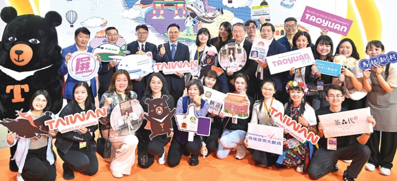 “กลางวันก็สนุก กลางคืนก็มีเสน่ห์” : มร.เซี่ย-หลี่ เอกอัครราชทูต สำนักงานเศรษฐกิจและวัฒนธรรม
ไทเป ประจำประเทศไทย เยี่ยมชมบูธสำนักงานการท่องเที่ยวไต้หวัน ในงาน “เที่ยวทั่วไทยไปทั่วโลก ครั้งที่ 31”
โดยมีผู้ประกอบการท่องเที่ยวชั้นนำกว่า 30 แห่ง พร้อมตัวแทนเดินทางมาเพื่อตอกย้ำภาพลักษณ์การเป็น
จุดหมายปลายทางยอดฮิตภายใต้สโลแกน “Taiwan - Waves of Wonder” ที่ ศูนย์การประชุมแห่งชาติสิริกิติ์

