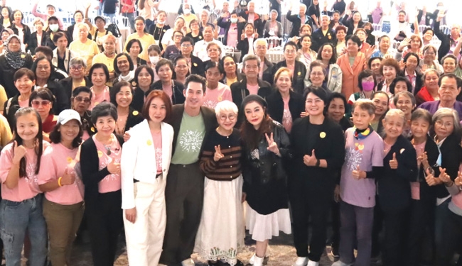 “เตรียมความพร้อมก่อนวันนั้นจะมาถึง” : แสงระวี จงศิริกุล ประธานมูลนิธิฟอร์เวิร์ด
เชิญ รศ.ดร.ฐิติกาญจน์ อัศตรกุล รองคณบดีฝ่ายวิชาการ คณะวิทยาการเรียนรู้และ
ศึกษาศาสตร์ มหาวิทยาลัยธรรมศาสตร์ ร่วมพูดคุยกับวิทยากรในงานปิดโครงการ
“รุ่นใหญ่ไฟกะพริบ” พัฒนาจิตใจ สร้างสุข และลดความเครียดในผู้สูงอายุ