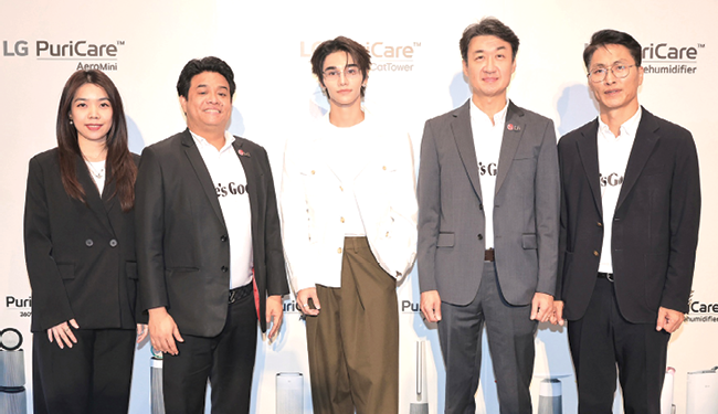 ผู้นำนวัตกรรม : มร.ซองฮัน จอง ประธานกรรมการบริหาร บจก.แอลจี อีเลคทรอนิคส์
(ประเทศไทย) เปิดตัวไลน์อัพ LG PuriCare™ โซลูชันดูแลอากาศสะอาดแบบ
ครบวงจรใหม่ล่าสุดประกอบด้วยเครื่องฟอกอากาศและเครื่องลดความชื้น โดยมี อำนาจ
สิงหจันทร์ หัวหน้าฝ่ายการตลาด และ เจฟ ซาเตอร์ แบรนด์แอมบาสซาเดอร์ ร่วมงาน