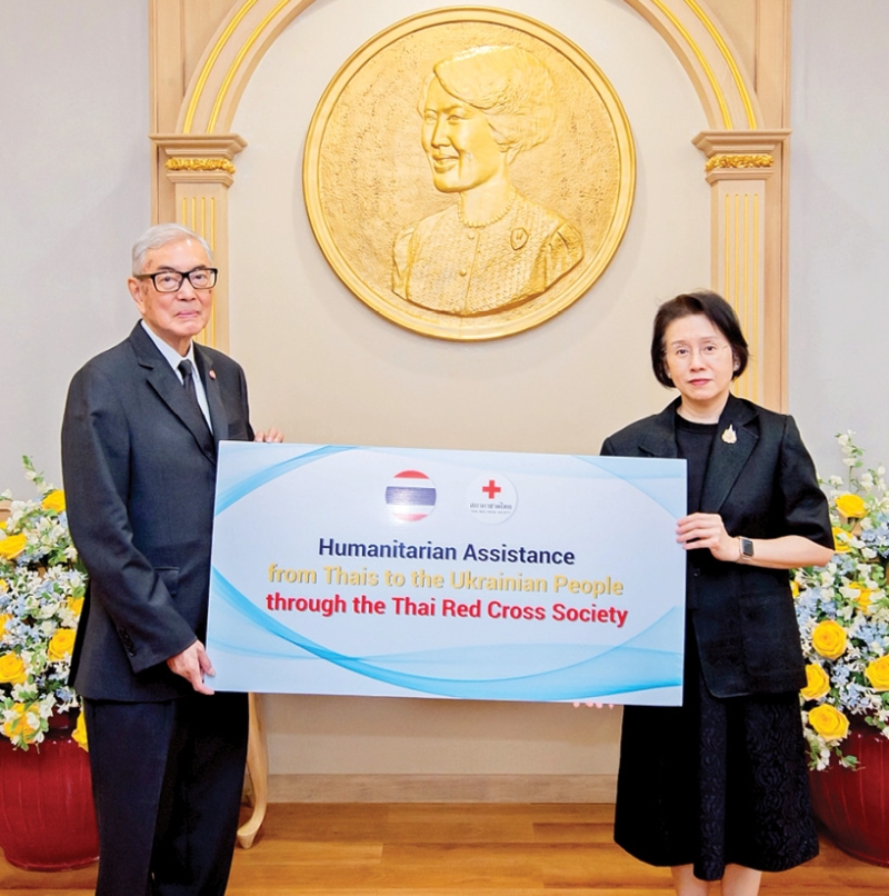 ช่วยเหลือเพิ่มเติม
แก่ชาวยูเครน ครั้งที่ 6 : เตช บุนนาค เลขาธิการ สภากาชาดไทย
รับมอบเงิน 5 ล้านบาท
(ประมาณ 160,000
ดอลลาร์สหรัฐ) จาก
รัฐบาลไทย โดยมี เอกสิริ ปิณฑะรุจิ
ปลัดกระทรวง
การต่างประเทศ เป็น
ผู้แทนส่งมอบเงิน
ให้แก่สภากาชาดไทย เพื่อส่งต่อความช่วยเหลือด้านมนุษยธรรมให้สภา
กาชาดยูเครนจัดซื้อ
เครื่องปั่นไฟและ
เวชภัณฑ์สำหรับกลุ่ม
ผู้เปราะบางที่ได้รับ
ผลกระทบจากวิกฤต
ทางมนุษยธรรม
ในยูเครน ที่ อาคารเทิดพระเกียรติ สภากาชาดไทย