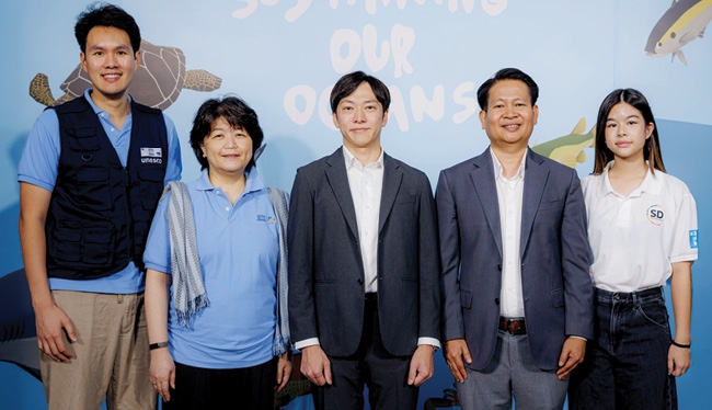 ฉลองวันการศึกษาโลก : มร.โยชิทาเกะ วากากุวะ ประธานเจ้าหน้าที่บริหาร บจก.
ยูนิโคล่ (ประเทศไทย) ร่วมกับ ยูเนสโก กรุงเทพฯ และกรุงเทพมหานคร
เปิดนิทรรศการดิจิทัลเสมือนจริงส่งเสริมความรู้ด้านมหาสมุทรและการอนุรักษ์ทะเลแก่
เยาวชน เพื่อเปิดโอกาสในการสำรวจระบบนิเวศทางทะเล มุ่งสู่การอนุรักษ์อย่างยั่งยืน