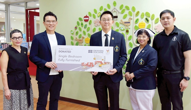 “บ้านแมค” : นพ.อาคม ชัยวีระวัฒนะ ผอ.สถาบันสุขภาพเด็กแห่งชาติมหาราชินี
และผู้แทนมูลนิธิโรนัลด์ แมคโดนัลด์ เฮาส์ ประเทศไทย รับมอบห้องพักปรับปรุงใหม่
บ้านพักพิง โรนัลด์ แมคโดนัลด์ เฮาส์ จาก พิเดช ชวาลดิฐ กรรมการบริหารกลุ่ม
บริษัทเอสบีเฟอร์นิเจอร์ ที่รพ.เด็ก เพื่อยกระดับการดูแลผู้ป่วยเด็กและครอบครัว