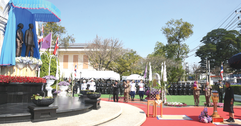 สมเด็จพระกนิษฐาธิราชเจ้า กรมสมเด็จพระเทพรัตนราชสุดาฯ สยามบรมราชกุมารี เสด็จพระราชดำเนินไปทรงเปิดพระราชานุสาวรีย์ สมเด็จ
พระมหิตลาธิเบศร อดุลยเดชวิกรม พระบรมราชชนก “พระบิดาแห่งการแพทย์แผนปัจจุบันของไทย” และ “พระบิดาแห่งการสาธารณสุขไทย”
ทรงยืนคู่สมเด็จพระศรีนครินทราบรมราชชนนี “พระมารดาแห่งการสาธารณสุขไทย” และ “พระมารดาแห่งการทันตแพทย์ไทย” และทรงเปิด
พิพิธภัณฑ์หมอเจ้าฟ้า ณ โรงพยาบาลแมคคอร์มิค อำเภอเมืองเชียงใหม่ จังหวัดเชียงใหม่ เมื่อวันพฤหัสบดีที่ 22 มกราคม 2569 เวลา 12.51 น.