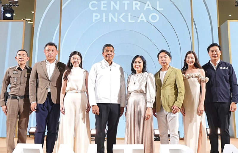 โฉมใหม่ “เซ็นทรัล ปิ่นเกล้า” : วัลยา จิราธิวัฒน์ ประธานเจ้าหน้าที่บริหาร บมจ.เซ็นทรัลพัฒนา เปิดงานฉลอง
การทรานส์ฟอร์มครั้งใหญ่ในรอบ 3 ทศวรรษ ภายใต้คอนเซ็ปต์ “The New Soul of Pinklao” เนรมิตพื้นที่
แห่งความทรงจำของย่าน สู่ Top Destination ของกรุงเทพฯฝั่งตะวันตก โดยมี ชัชชาติ สิทธิพันธุ์ ผู้ว่าราชการ
กรุงเทพมหานคร และคณะผู้บริหาร บมจ.เซ็นทรัลพัฒนา ร่วมแสดงความยินดี ที่ศูนย์การค้าเซ็นทรัล ปิ่นเกล้า